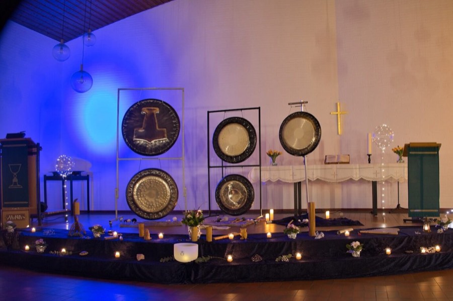 Gong-Konzert in der Kirche Büdelsdorf
