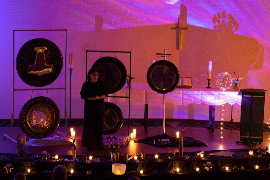 Gong-Konzert in der Kirche Büdelsdorf