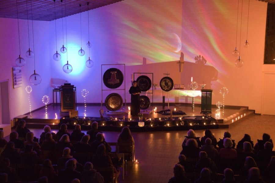 Gong-Konzert in der Kirche Büdelsdorf