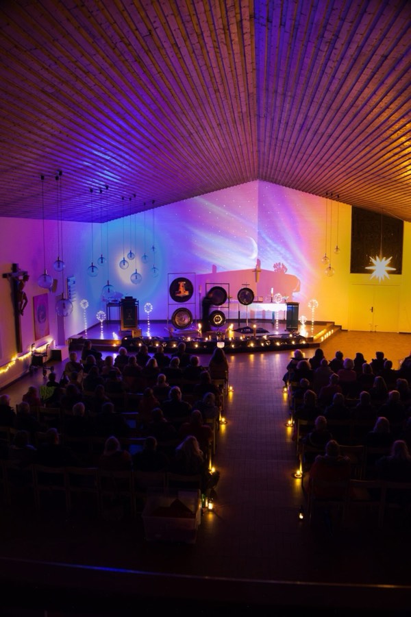 Gong-Konzert in der Kirche Büdelsdorf