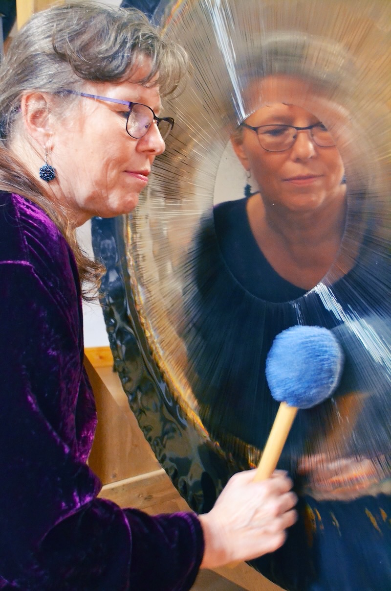 Maike Witt, Gongspielerin des Konzerts in der Auferstehungskirche Büdelsdorf