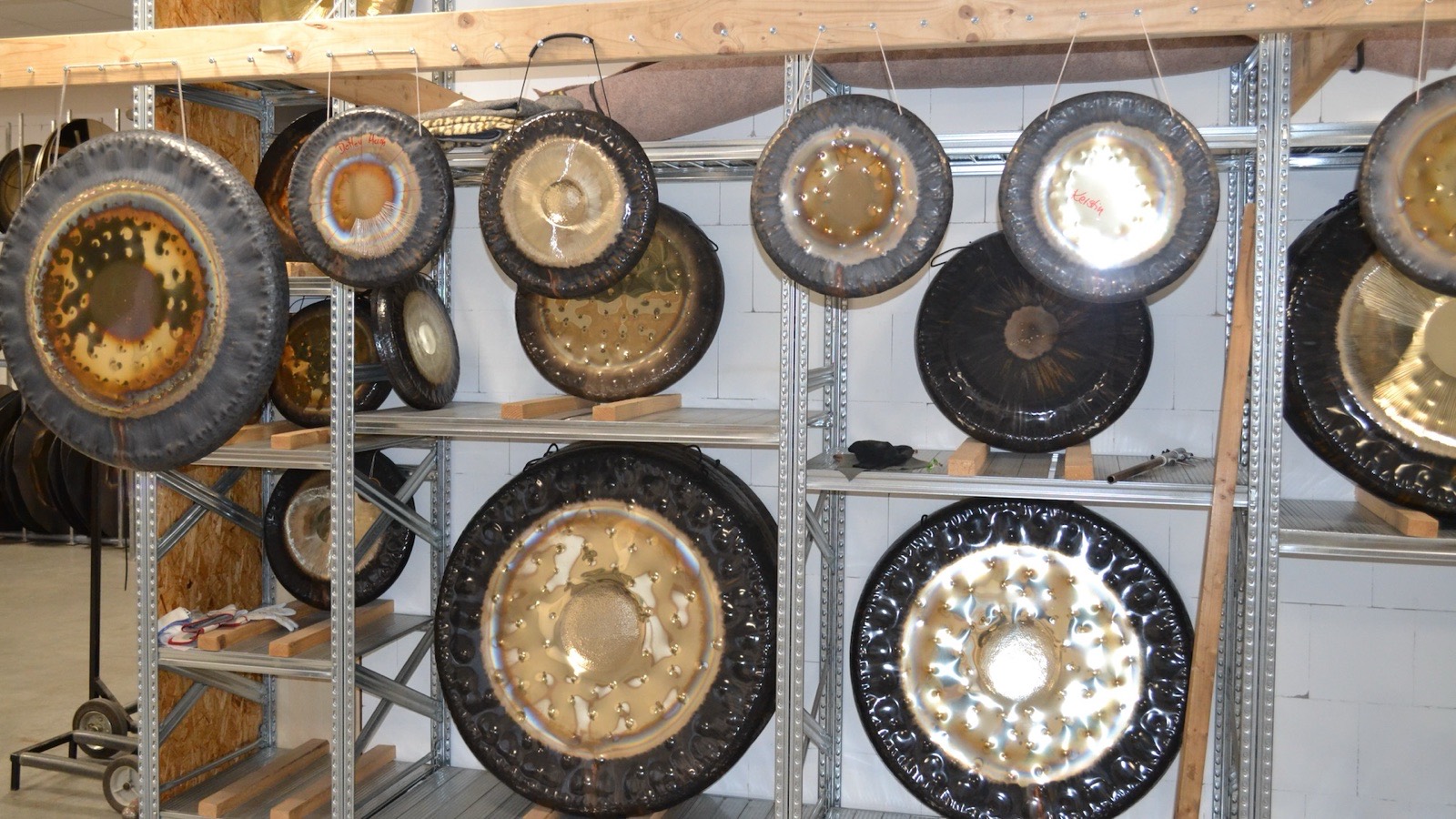 Gong-Sammlung in der Oetken Gong Manufaktur in Fockbek